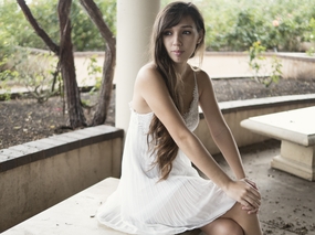 户外石亭长发白裙美女写真图片